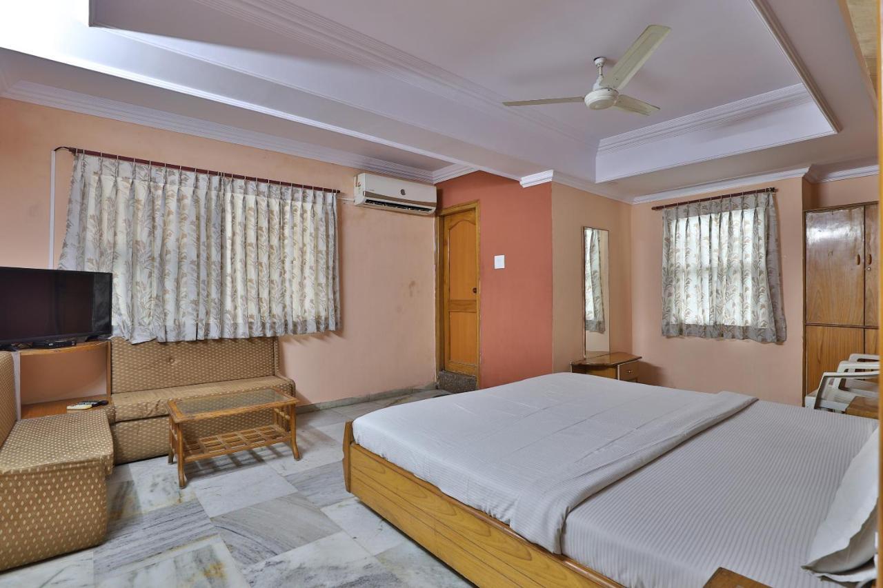 SPOT ON 39880 Hotel Decent Ānand Exterior foto